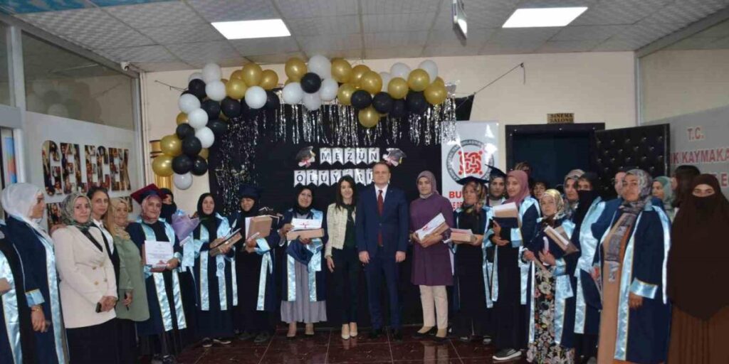 Bulanık’ta okuma yazma hayali kuran kadınlar, yıllar sonra hayallerine kavuştu