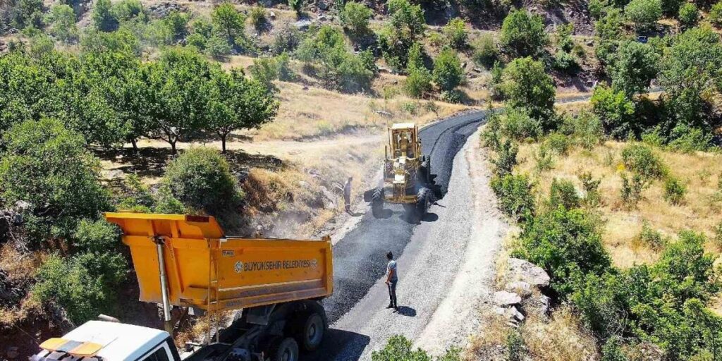 Büyükşehir’den yoğun altyapı ve yol mesaisi