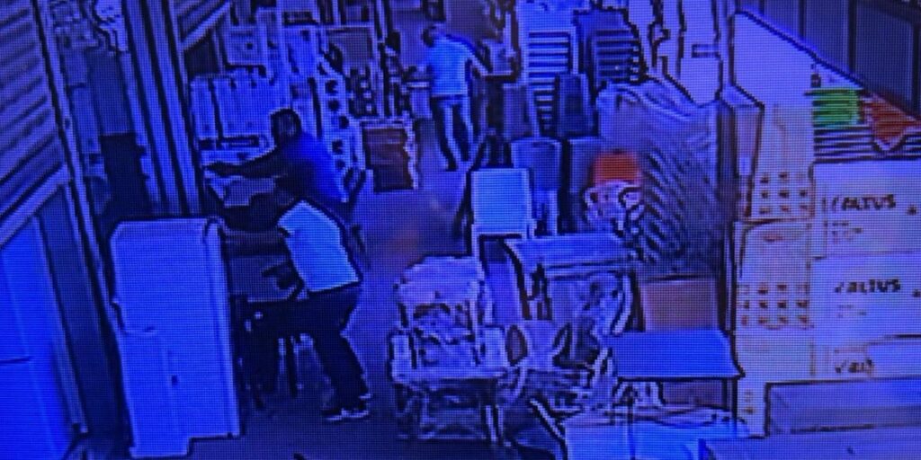 Çarşının ortasındaki silahlı kavgada 4 kişi yaralandı