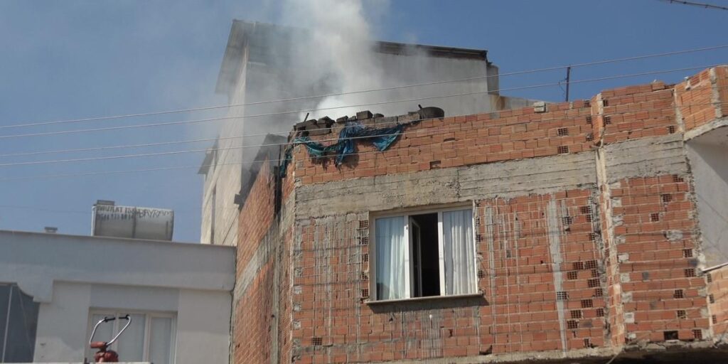 Çatı katında çıkan yangında 1 kişi dumandan etkilendi