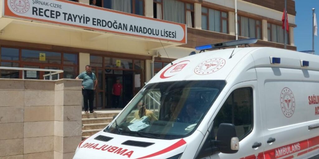 Cizre’de YKS’de fenalaşan iki aday hastaneye kaldırıldı