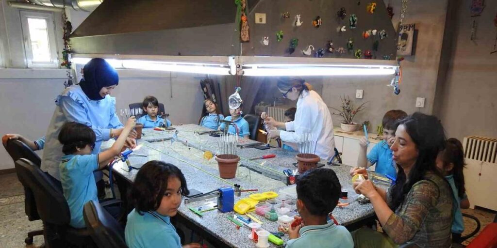 Çocuklar camları sanata dönüştürüyor