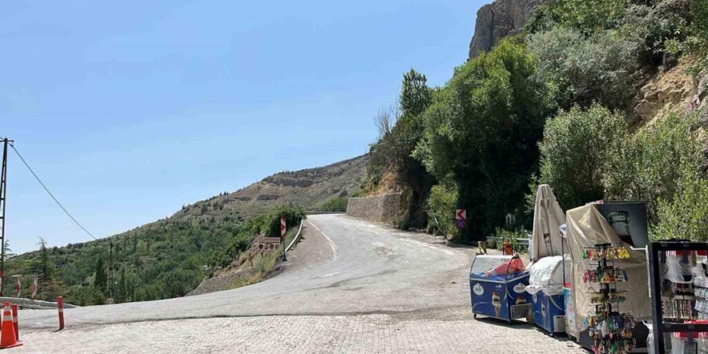 Darende’de heyelan nedeniyle kapatılan yol yeniden trafiğe açıldı
