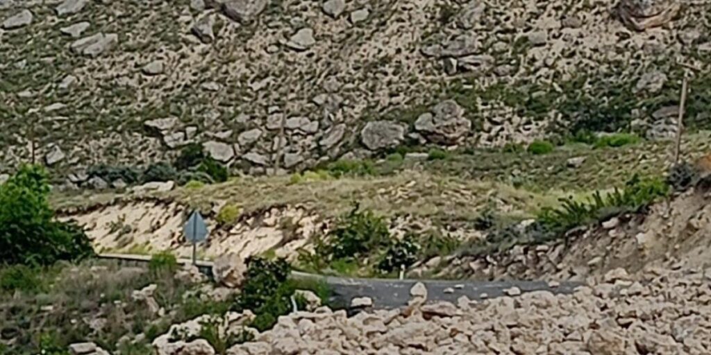 Darende’de heyelan riski nedeniyle yol ulaşıma kapatıldı