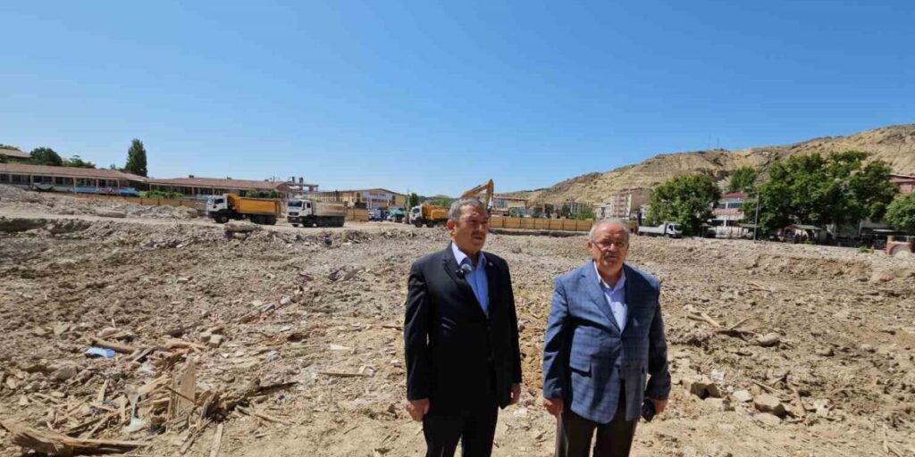 Darende’de yeni çarşı projesinde temel kazı çalışmaları başladı