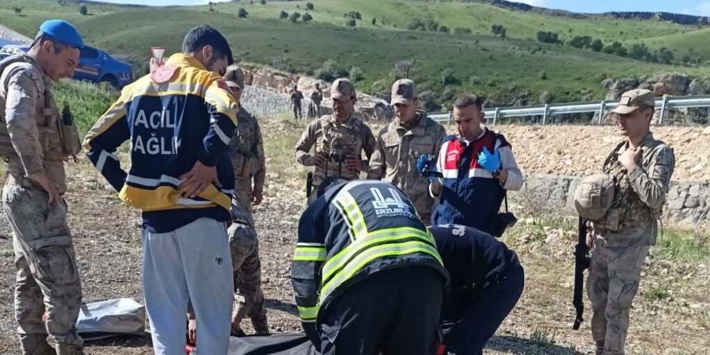 Dereye uçan araçta bir aile yok oldu