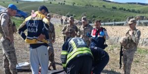 Dereye uçan araçta bir aile yok oldu