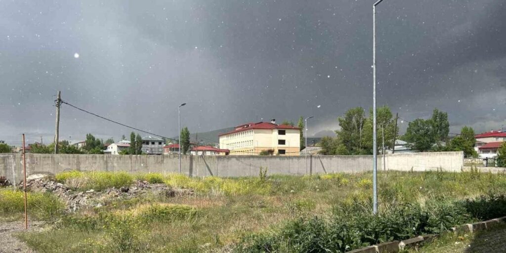 Diyadin’de dolu yağışı