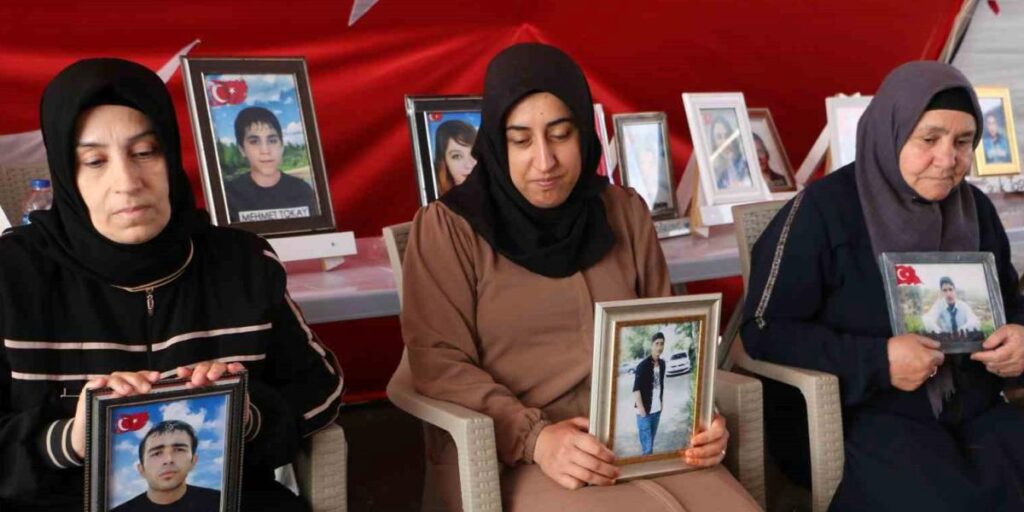 Diyarbakır anneleri kavurucu sıcaklara rağmen evlat nöbetine devam ediyor