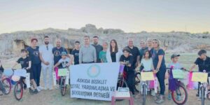 Diyarbakır’da 30 yetim ve öksüz çocuğa karne hediyesi olarak bisiklet verildi