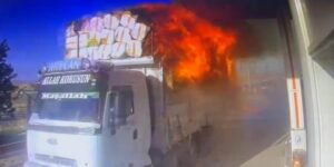 Diyarbakır’da alev alan saman yüklü kamyon, akaryakıt istasyonuna girdi