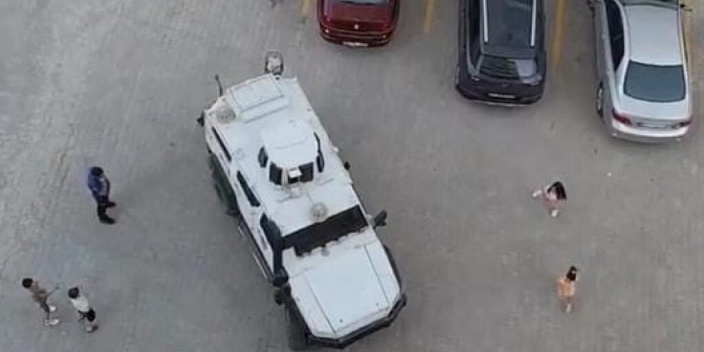 Diyarbakır’da çocuklar polis aracının etrafını sardı, meslek tanıtımı ve araca bindirilmeleriyle merakları giderildi
