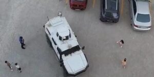 Diyarbakır’da çocuklar polis aracının etrafını sardı, meslek tanıtımı ve araca bindirilmeleriyle merakları giderildi