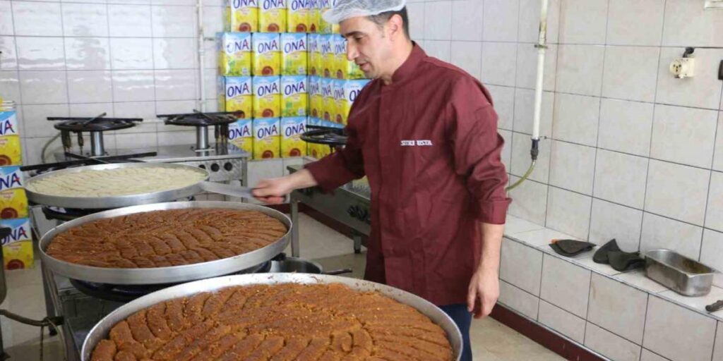 Diyarbakır’da tatlılar kurban bayramı için hazırlanıyor