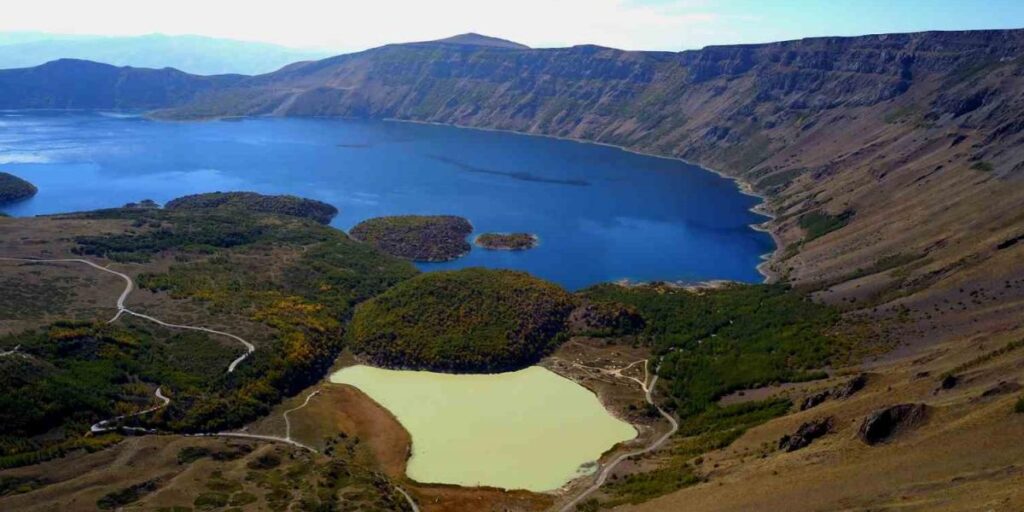 Doğanın saklı harikası Nemrut Krateri ziyaretçilerini mest ediyor