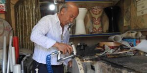 El emeğiyle yaptığı müzik aletlerini 50 yıldır müzik tutkunlarına ulaştırıyor