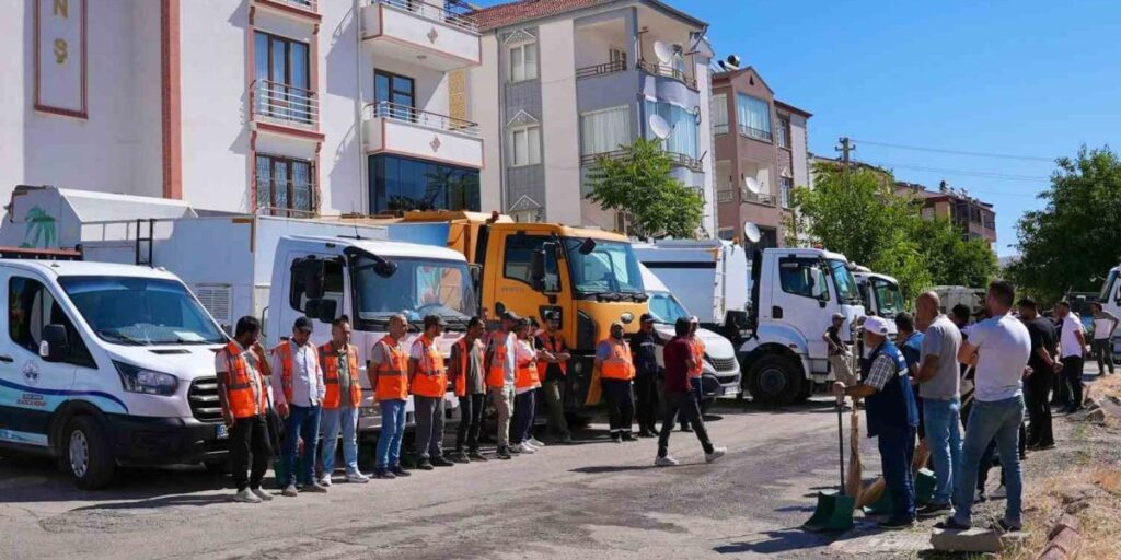 Elazığ Belediyesi, kentin dört bir yanında temizlik çalışmasına devam ediyor