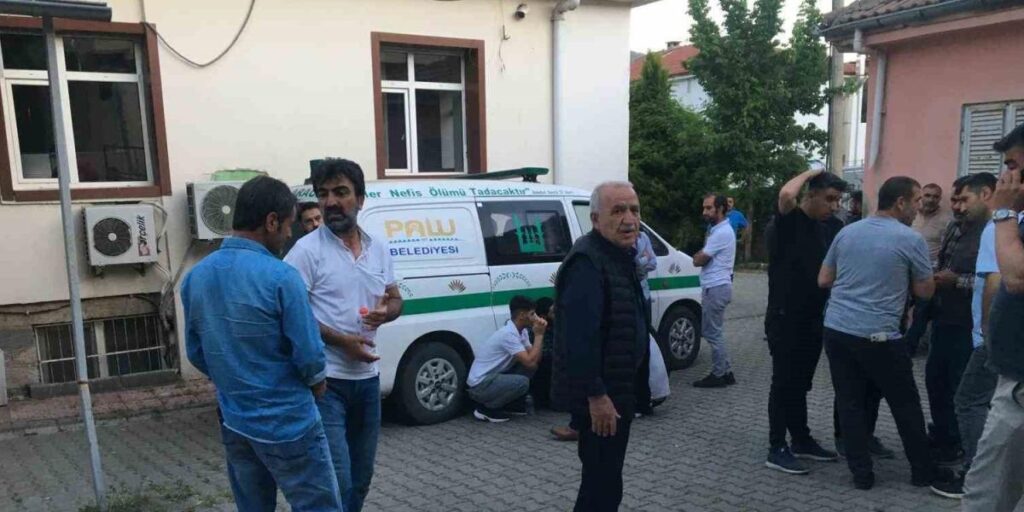 Elazığ’da 15 yaşındaki çocuk babasını öldürdü, annesini ağır yaraladı