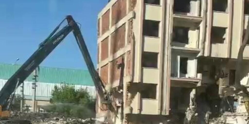 Elazığ’da ağır hasarlı bina tek dokunuşla yıkıldı