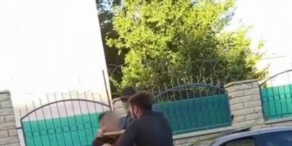Elazığ’da baltalı-sopalı yol verme kavgası kamerada