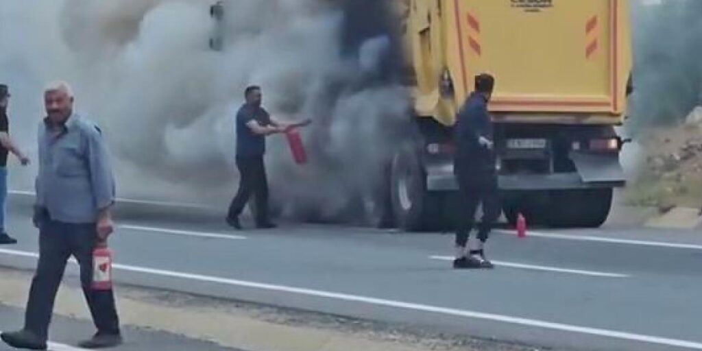 Elazığ’da seyir halindeki kamyon alev aldı