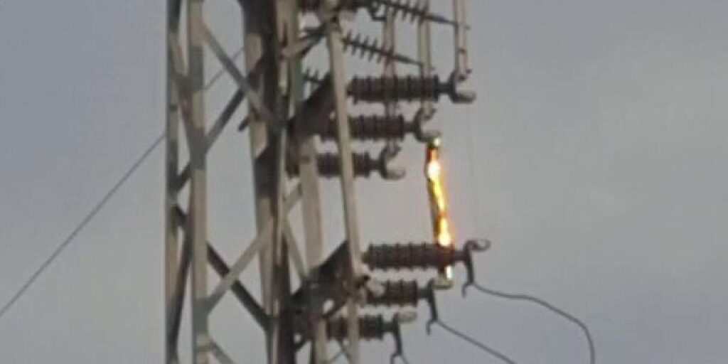 Elektrik hattında çıkan yangın korkuttu