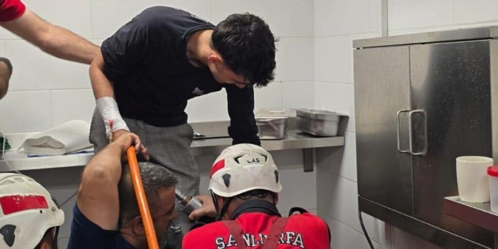 Elini kaptırdığı makineyle hastaneye götürüldü