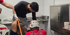 Elini kaptırdığı makineyle hastaneye götürüldü