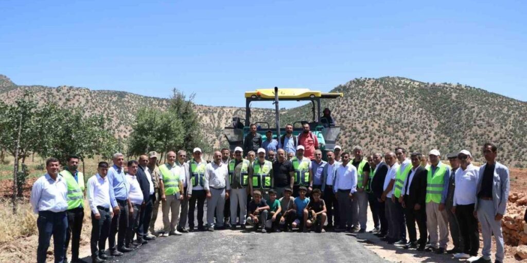 Eruh’taki grup köy yolu sıcak asfaltla buluşuyor
