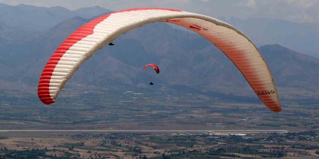 Erzincan semalarında unutulmaz evlilik teklifi: Paraşütle sürpriz!