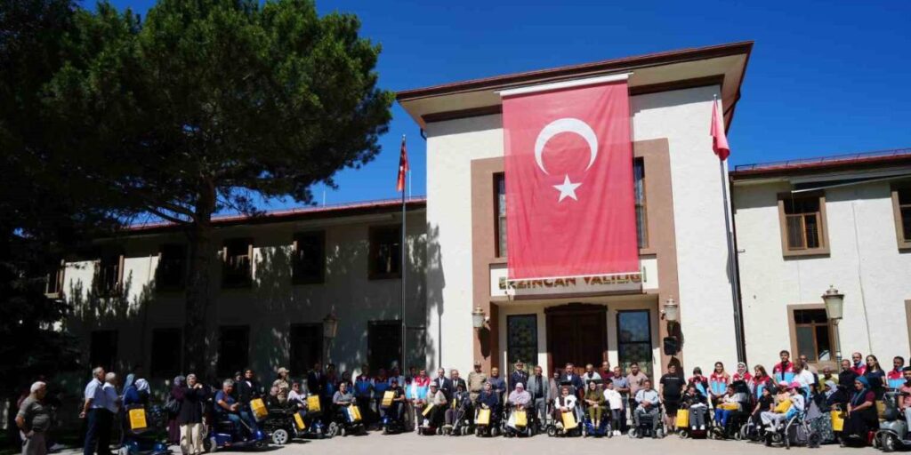 Erzincan’da 24 engelliye akülü sandalye hediye edildi