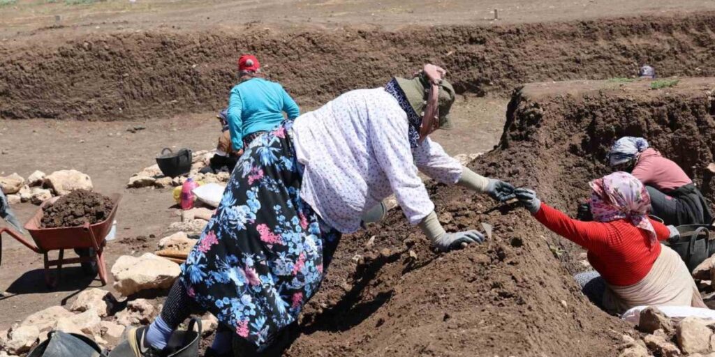 Evde pirinçten taş ayıklayan kadınlar, arkeolojik kazılarda buluntu ve veri ayıklıyor