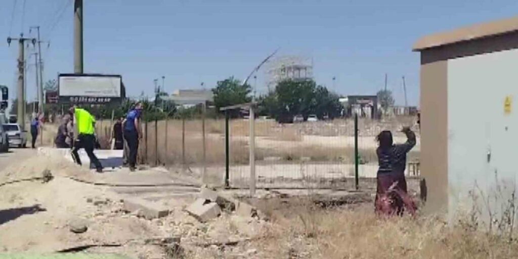 Evi yakıp gelen ekipleri taş yağmuruna tuttu