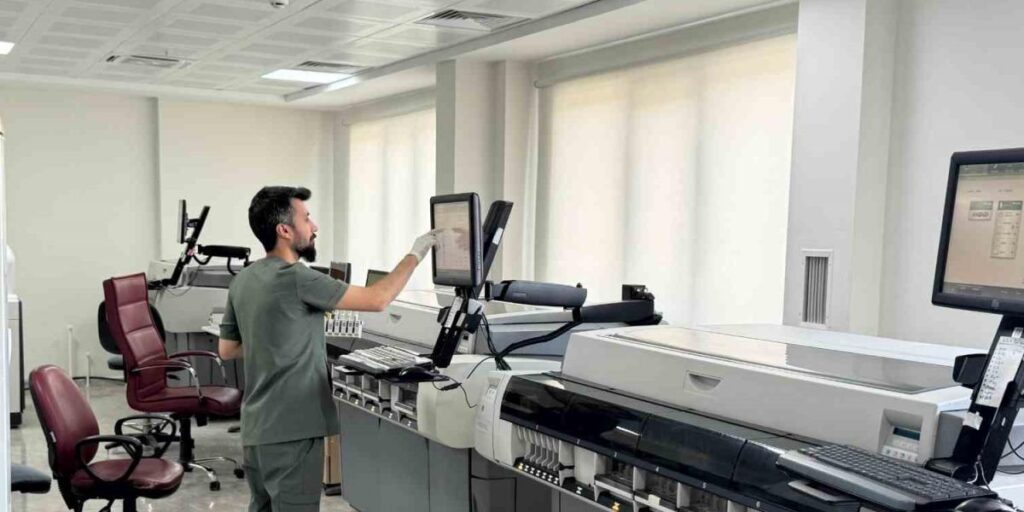 Gazi Yaşargil Eğitim ve Araştırma Hastanesi merkez laboratuvarı yeni yerleşkesine taşındı