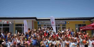 Gaziantep Vakıflar Bölge Müdürlüğü depremzede öğrencilerin karne sevincine ortak oldu