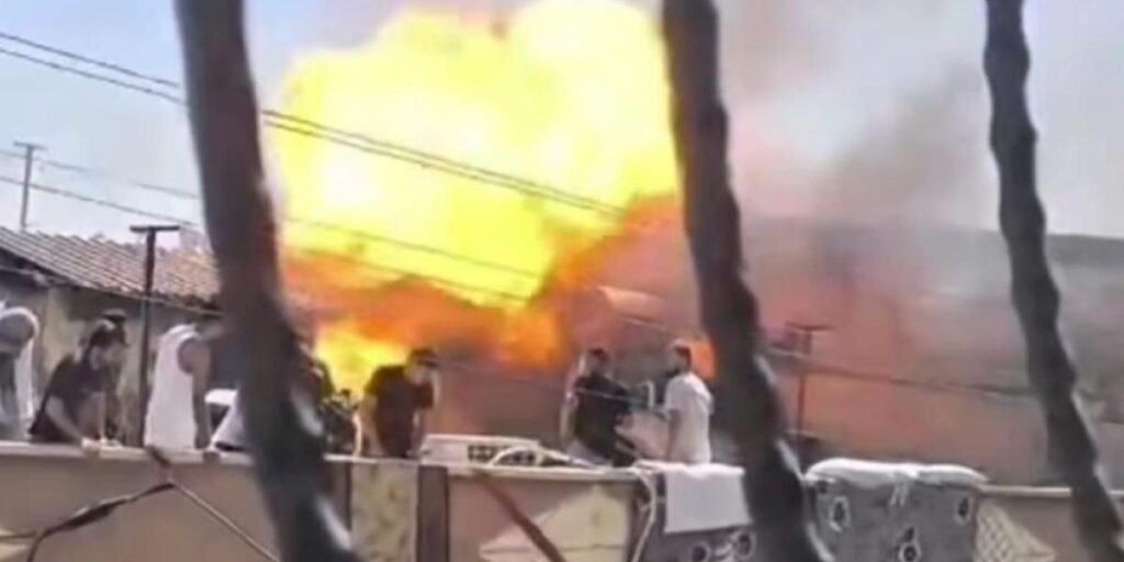 Gaziantep’te çatı katı yangını sırasında patlama: Faciadan dönülen anlar kamerada