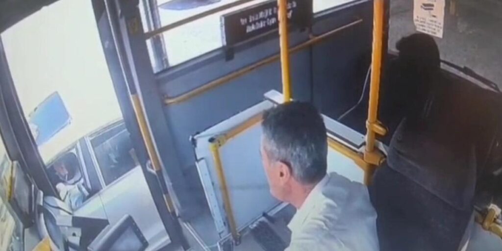 Gaziantep’te otobüs şoförüne direksiyon başında silahlı saldırı: O anlar kamerada