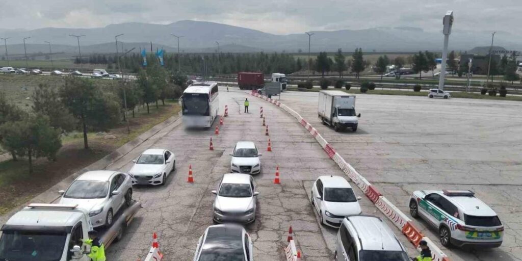 Gaziantep’te otoyolda kural ihlali yapan 99 araca 178 bin TL ceza