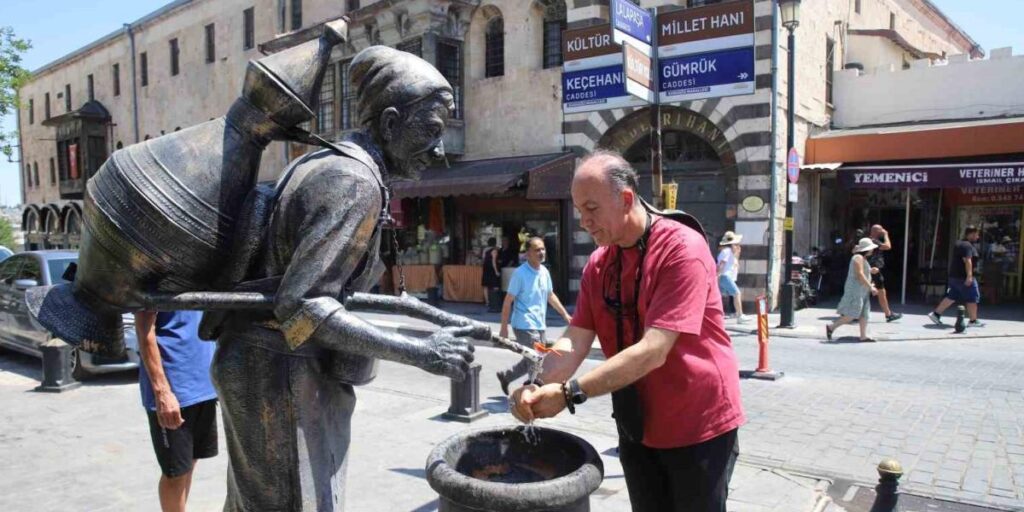 Gaziantep’te sıcaktan bunalan vatandaşlar çeşme başında serinledi