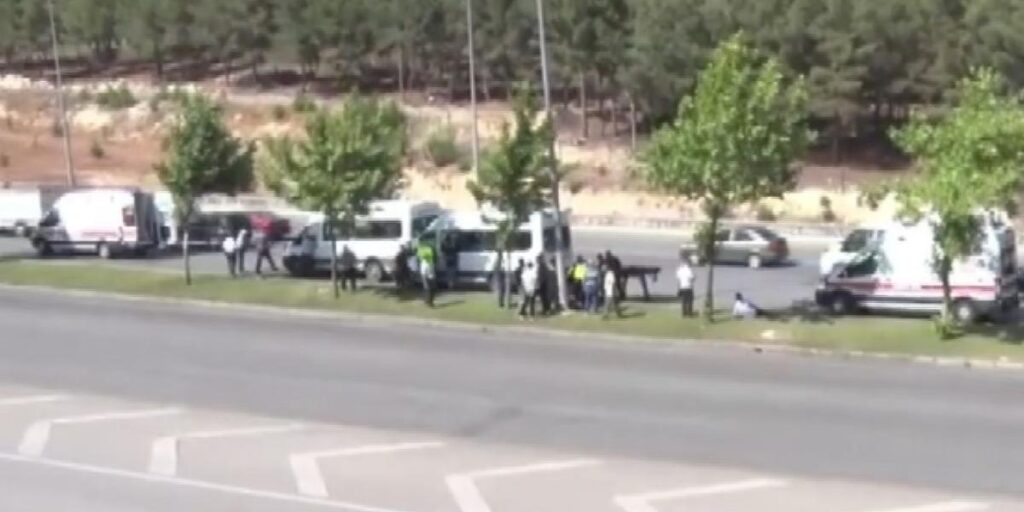 Gaziantep’te yayaya çarpan işçi servisine başka servis çarptı: 1’i ağır 4 yaralı