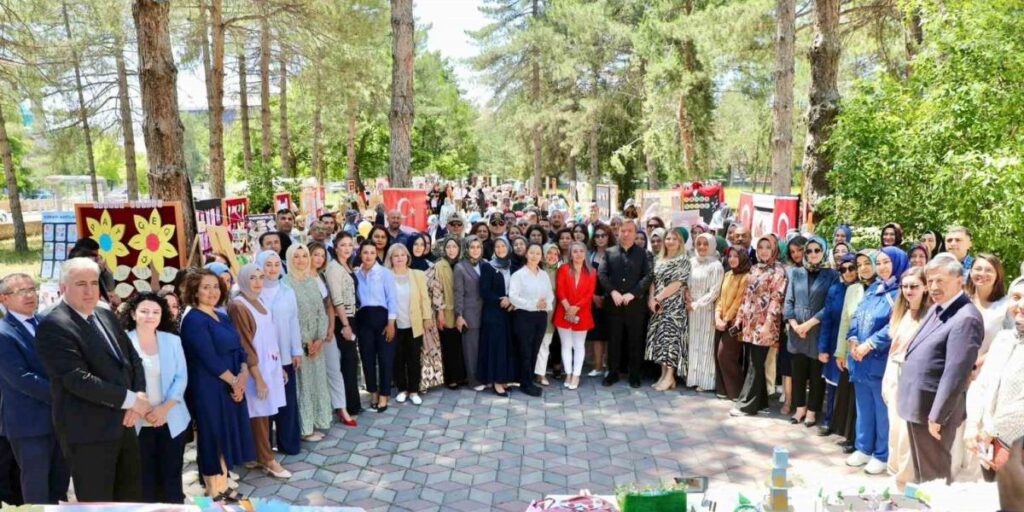 “Gelenekten Geleceğe” projesi yıl sonu sergisi düzenlendi