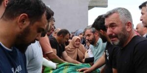 Göçük altına kalarak hayatını kaybeden 3 işçi gözyaşları arasında toprağa veriliyor