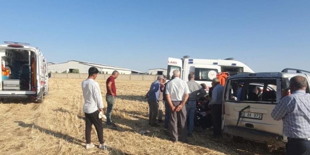 Hafif ticari araç takla attı: 2 yaralı