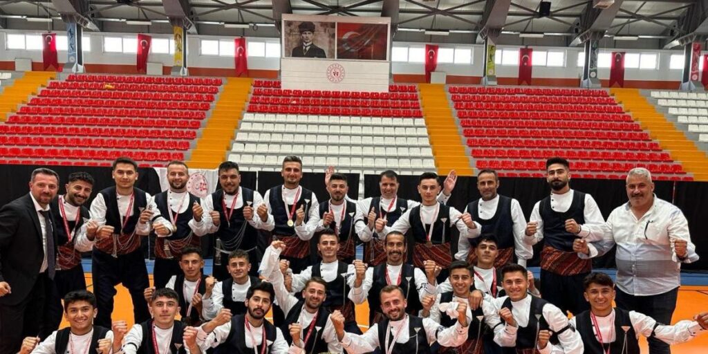 Halk oyunları yarışmasında Erzincangücü Spor Kulübü, gençler ve büyükler kategorisinde şampiyon oldu