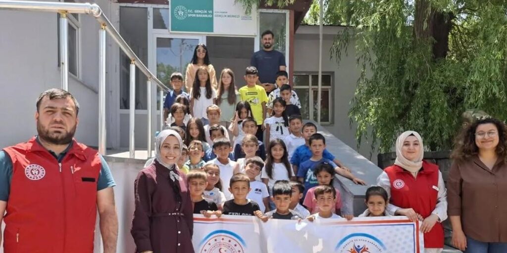 Hamur’da öğrencilere sinema sürprizi
