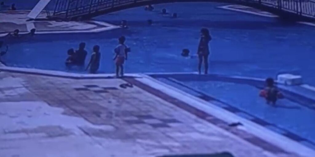 Havuza düşen 3 yaşındaki çocuk cankurtaranın müdahalesiyle kurtuldu