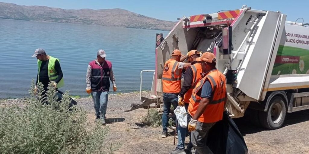 Hazar gölü etrafında 40 ton çöp toplandı