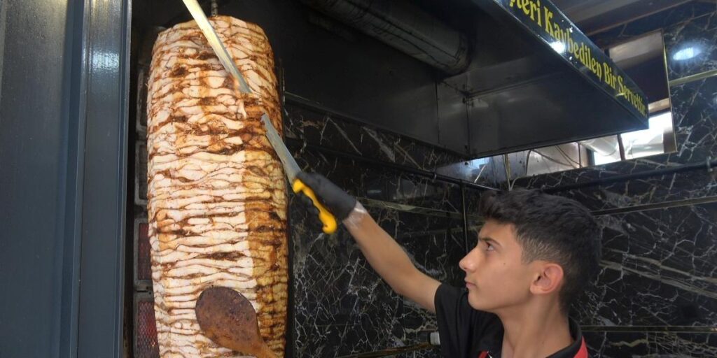 Hem okuyor hem döner kesiyor
