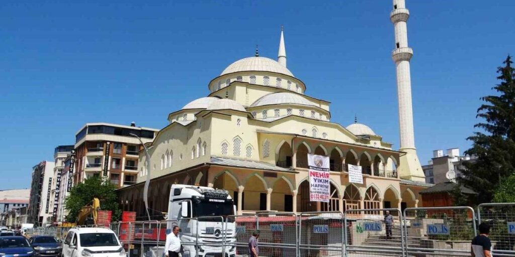 Hz. Ömer Cami esnafı dükkanları boşaltıyor
