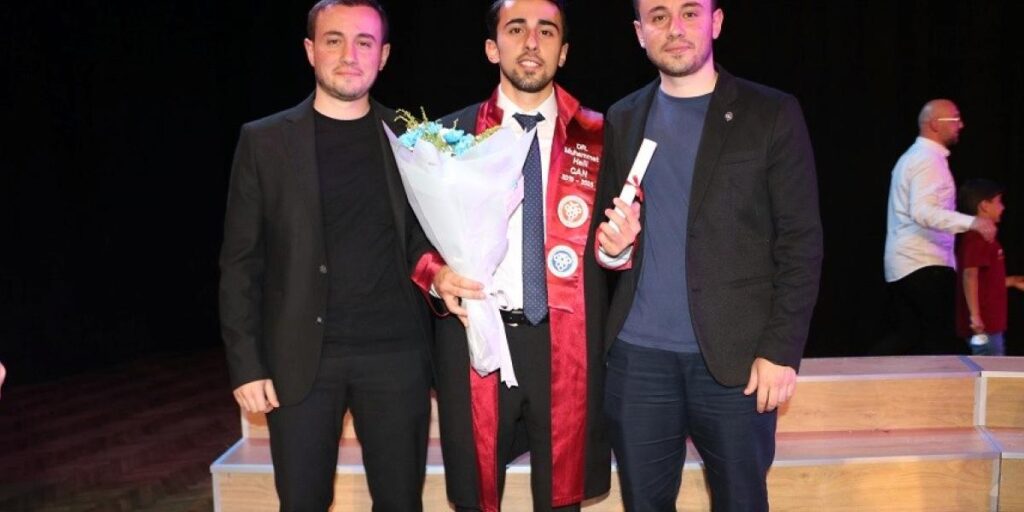 İkiz doktorların kardeşi de doktor oldu